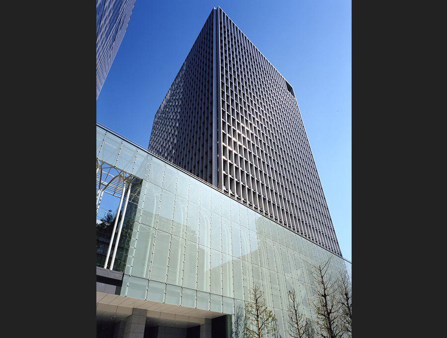 経団連会館の外観を写した画像