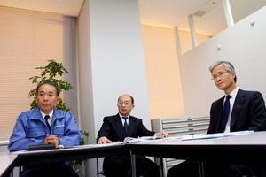 氷蓄熱システムについて説明する東京オペラシティ熱供給の河東田取締役技術部長(中央)、大住総務部長(右)、金井プラント所長(左)